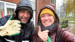 Marie en Eltjo steken duim omhoog in de regen